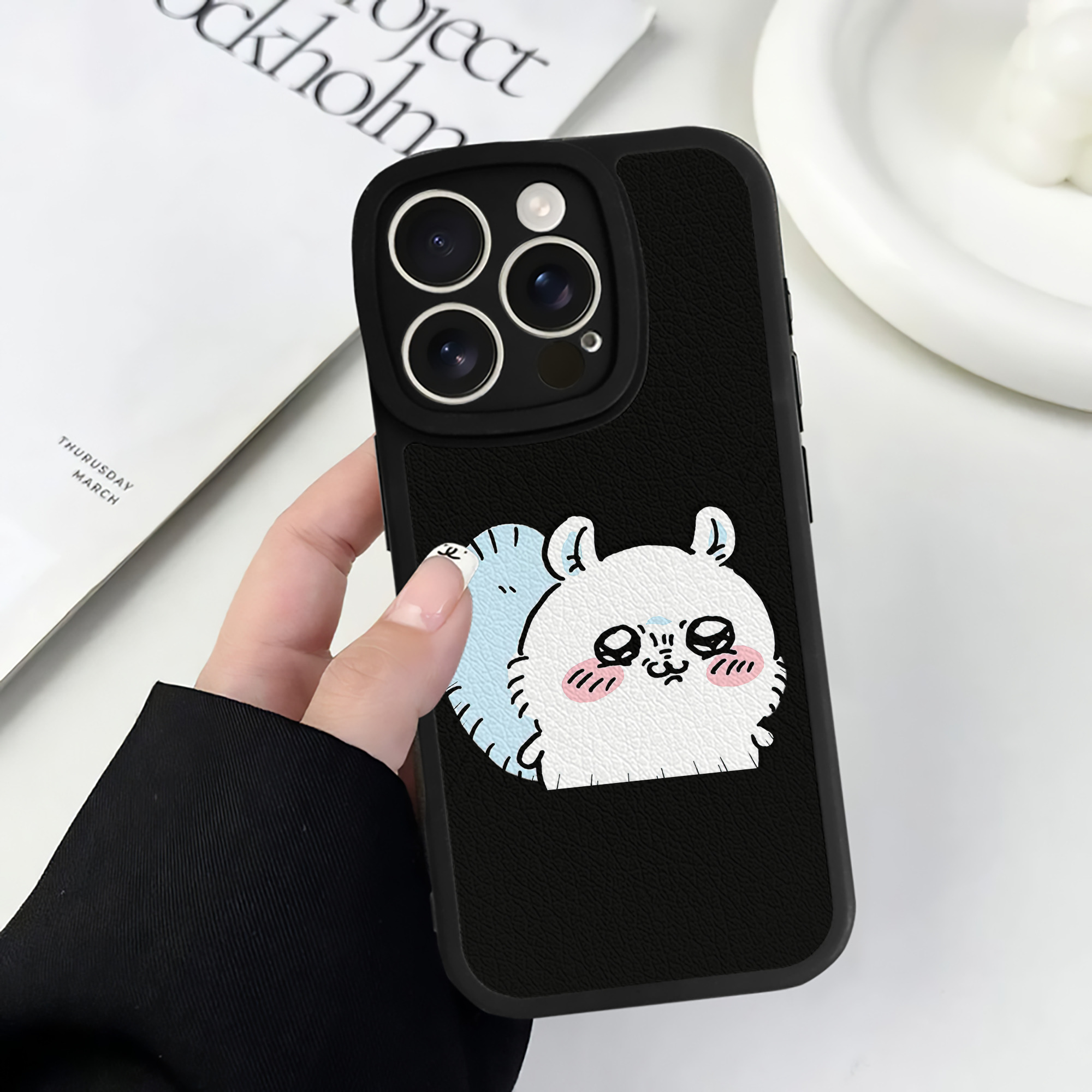 （画像用） ちいかわ モモンガ Chii-kawa Momonga 【iPhone 16シリーズ対応】シリコンスマホケース（レザー調） 材質：シリコン